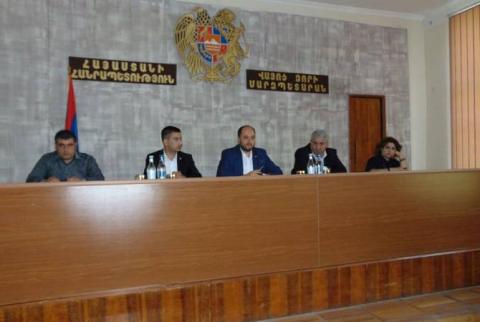 Արայիկ Հարությունյանը խորհրդակցություն է անցկացրել Վայոց Ձորի և Սյունիքի մարզերի դպրոցների պատասխանատուների հետ 