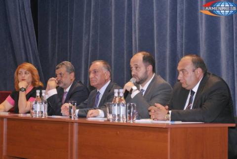 Աշակերտների միանման հագուստի հարցը լուծում են դպրոցները և ծնողական խորհուրդները. Արայիկ Հարությունյան
