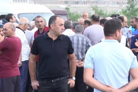 Farmers block Armavir-Yerevan highway in protest of low grape procurement prices 