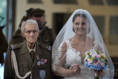 Невеста прошла к алтарю с умирающим дедушкой-ветераном и исполнила его мечту