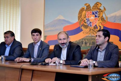 На встрече с жителями Ерасха Никол Пашинян призвал не  сникать под бременем проблем