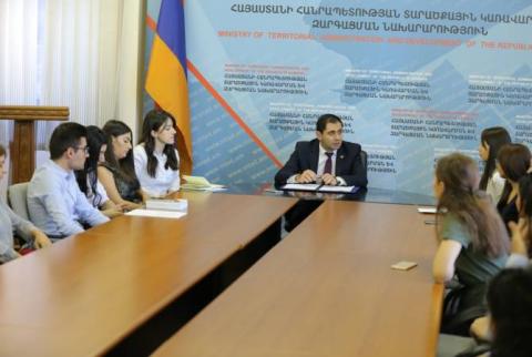 Սուրեն Պապիկյանը հանդիպել է նախարարությունում փորձաշրջան անցնող երիտասարդների հետ