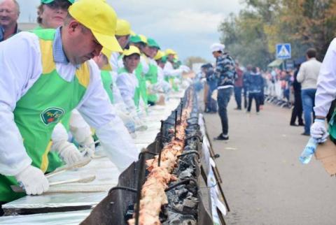 В Казахстане пожарили 223-метровый шашлык для "Книги рекордов Гиннесса"