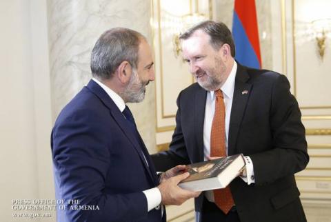 Le Premier ministre Nikol Pashinyan a reçu l'Ambassadeur extraordinaire et plénipotentiaire des États-Unis en Arménie, Richard Mills