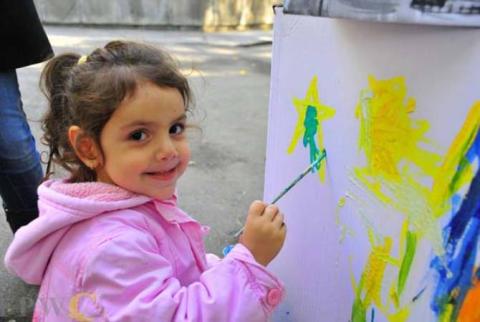 Au zoo d'Erevan, les enfants ont démontré leurs compétences en peinture.