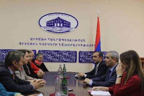 Le Ministre des Affaires étrangères d’Artsakh a accueilli quelques membres du conseil d’administration de l’Union internationale de la Presse francophone 