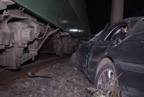 В  Гюмри поезд врезался в автомобиль