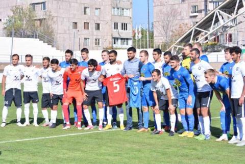 Ռոբերտ Արզումանյանը «Արցախ»-«Փյունիկ» խաղից առաջ պաշտոնապես ավարտեց կարիերան 