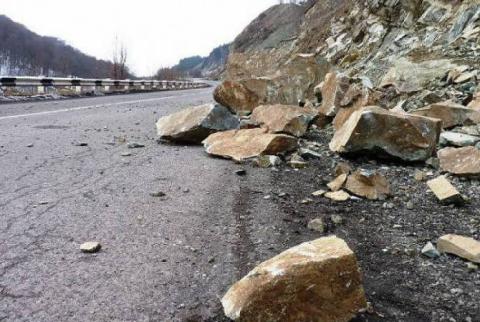 Камнепад в Капане: спасатели отгородили опасный участок дороги