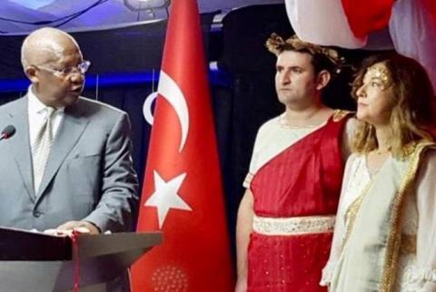 Посол Турции в  Уганде  отозван за ношение  одежды греческих богов  во время приема