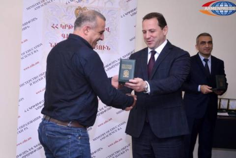 Պարգևատրվել են մարտական հերթապահություն իրականացնող զորամասերի լավագույն զինվորների ուսուցիչները