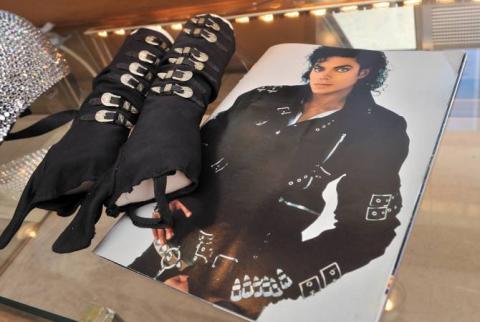 Куртку Майкла Джексона продали на аукционе за $298 тыс.