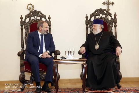 رئيس الوزراء بالنيابة نيكول باشينيان يزور الكرسي الأم-إتشميادزين المقدس ويجتمع مع قداسة كاثوليكوس عموم الأرمن كاريكين الثاني