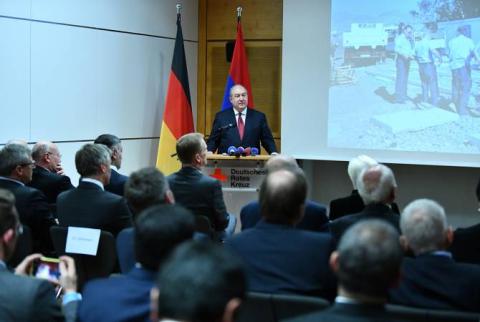 Je suis ici pour vous remercier au nom du peuple arménien; Le Président Sarkissian a visité la Croix-Rouge allemande