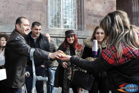 «ՄԵՆՔ» դաշինքը ֆլեշմոբ իրականացրեց Երեւանում՝ քաղաքացիներին կարկանդակ հյուրասիրելով
