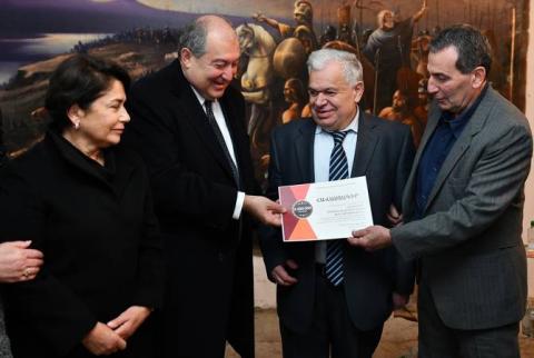Le Président Armen Sarkissian a soutenu l’élargissement de la production des couleurs naturelles à Gumri 