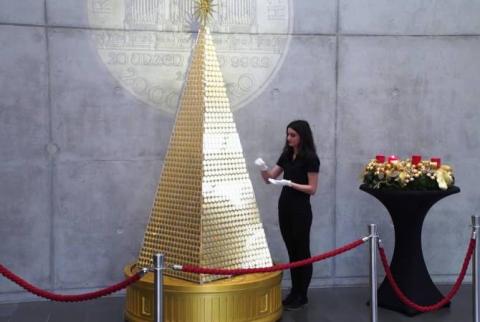 Золотая елка - как выглядит самый дорогой в Европе символ нового года
