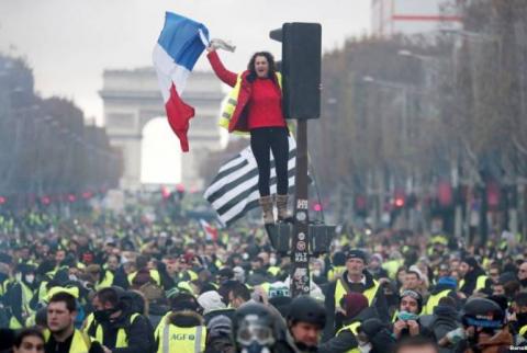 Власти Франции призвали манифестантов отказаться от акций протеста 15 декабря