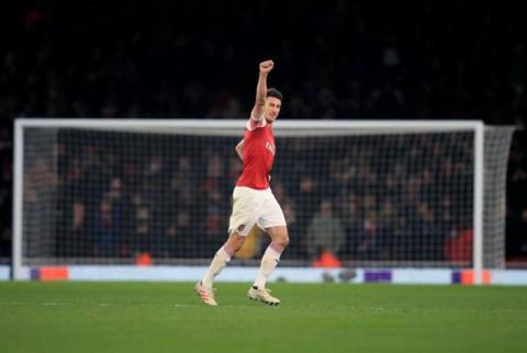 «Arsenal» a battu «Qarabag». le supporteur brandissant  le drapeau de l’Artsakh a fait irruption au terrain du stade