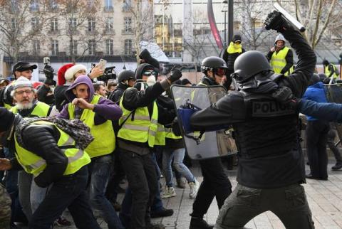 В Париже  столкновения  между  «желтыми жилетами» и полицией