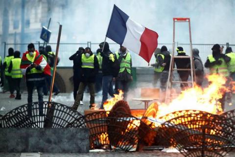 Число погибших в ходе протестов "желтых жилетов" во Франции достигло девяти