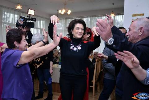 Anna Hakobian a célébré le Noël et le Nouvel An avec les personnes âgées de  la maison de retraite N1