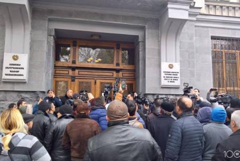 Le Procureur général a rencontré les citoyens protestant devant le Parquet général contre la décision de la mise en liberté sous caution de de Manvel Grigorian 
