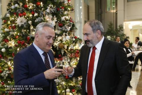 يوفّر البنك المركزي استقراراً بالأسعار والمال-رئيس البنك المركزي الأرميني آرتور جافاديان في استقباله لرئيس الوزراء نيكول باشينيان بحفل مخصص لرأس السنة والميلاد-