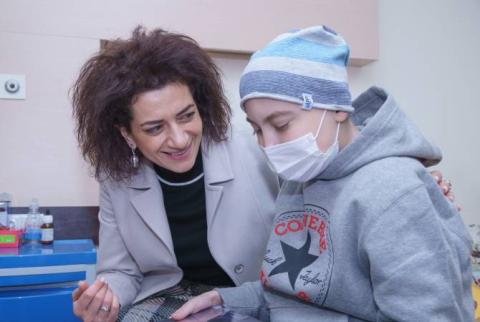 زوجة رئيس وزراء أرمينيا آنّا هاكوبيان تزور أطفال مصابين بالسرطان وتهنئهم بمناسبة رأس السنة وعيد الميلاد-صور- 