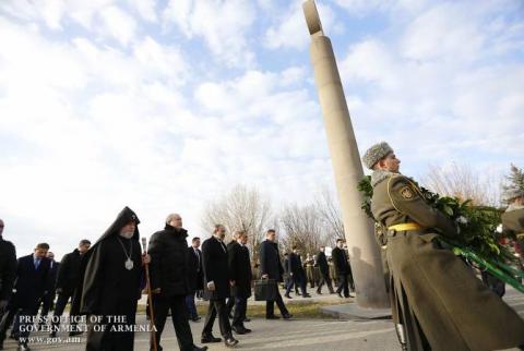 Никол Пашинян и Армен Саркисян посетили воинский пантеон “Ераблур”