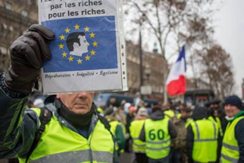 На севере Франции задержали около десяти участников акции "желтых жилетов"