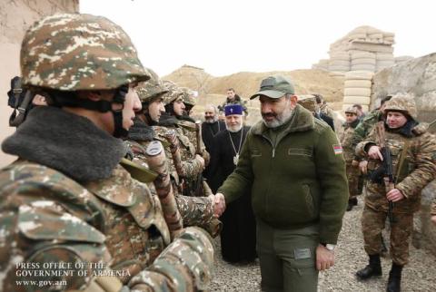 Никол Пашинян посетил боевой опорный пункт и поздравил военнослужащих с Новым годом