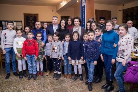 Déjeuner d’Anna Hakobian avec les enfants ayant perdu leur père pendant la guerre  