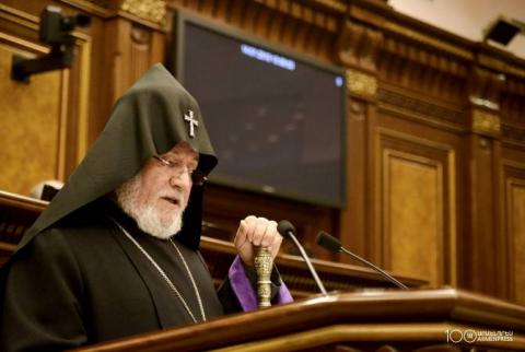 قداسة كاثوليكوس عموم الأرمن كاريكين الثاني يحضر اليوم الجلسة الافتتاحية للبرلمان السابع لأرمينيا ويعطي بركته