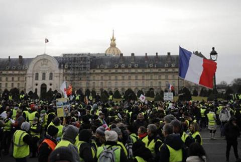 В ходе  акции «желтых жилетов» в Париже  арестовано 12 человек