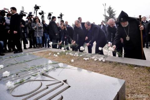 Les hauts fonctionnaires de la République d’Arménie et d’Artsakh ont rendu hommage aux soldats tombés pendant la guerre du Haut-Karabakh au Panthéon Erablour 