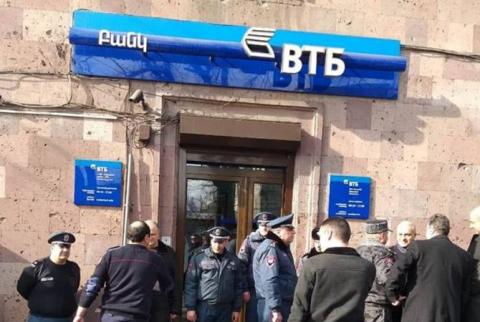 Axe-wielding man subdued by bank security officer in apparent heist attempt in downtown Yerevan
