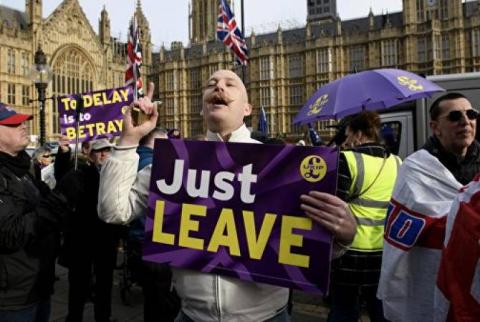 Британские депутаты могут лишиться каникул из-за Brexit