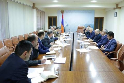 Minister Khachatryan discusses proposals relating to Tax Code with businessmen