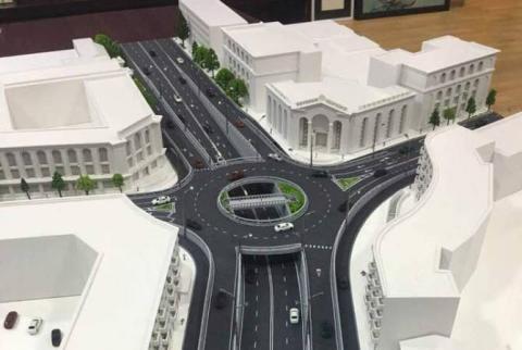 عمدة يريفان هايك ماروتيان والمهندس العام الرئيسي آرتور ميسجيان يناقشان تصميم مفترق الطرق الجديد بالقرب من سينما هايرينيك