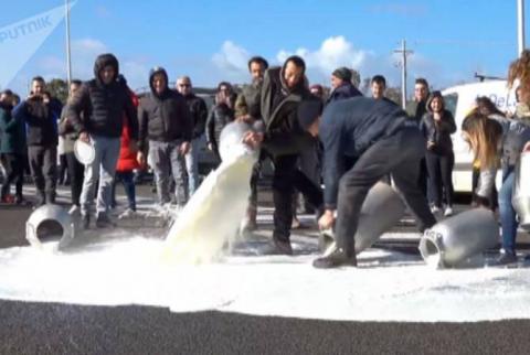 В Италии фермеры в знак протеста залили дороги молоком - видео акции