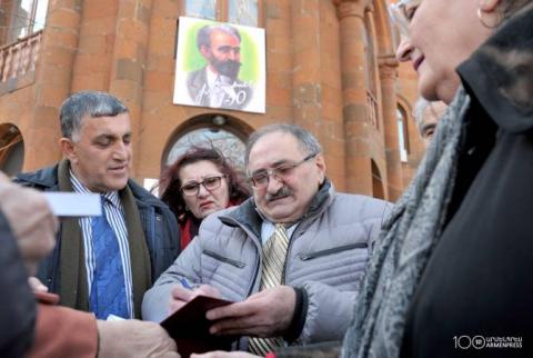 Գրողների միության անդամները գրքի տոնին նվիրված ֆլեշմոբ անցկացրեցին