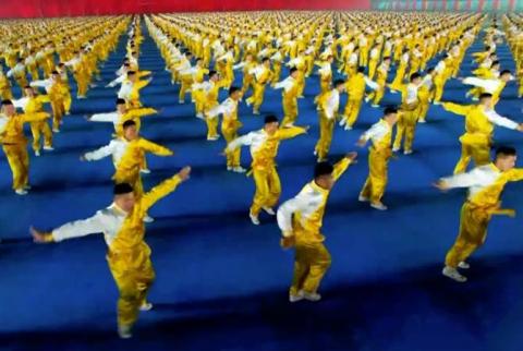 Тысячи китайцев устроили фантастическое шоу с элементами боевых искусств – видео