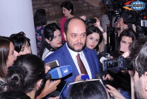 Որևէ բան անգիր չեմ սիրում հիշել. Արայիկ Հարությունյանը՝ Թումանյանի քառյակը թղթից կարդալու մասին 