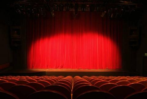 Ռուբեն Բաբայանը թատրոնի բազմաբնույթ խնդիրների լուծման գործում կարևորում է «Թատրոնի մասին» ՀՀ օրենքի ստեղծումը