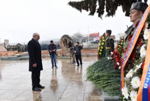 بمناسبة الذكرى ال31 لمذبحة سومكايت-ضد الأرمن في أذربيجان،رئيس آرتساخ ب. ساهاكيان يزور النصب التذكاري بالعاصمة ستيباناكيرت يكرّم ذكرى الضحايا الأبرياء