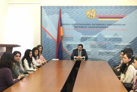 Սուրեն Պապիկյանը հանդիպել է  նախարարությունում պրակտիկա անցնող երիտասարդ մասնագետների հետ