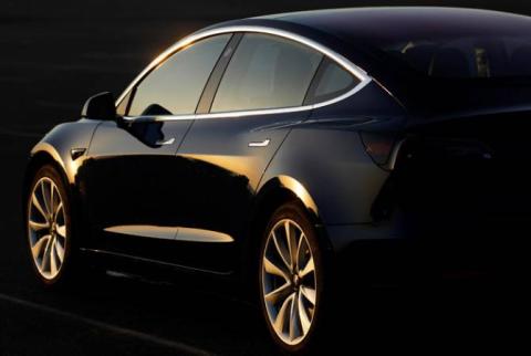 Tesla закроет все свои магазины и будет продавать машины только через интернет