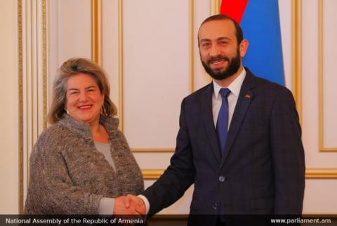 Ararat Mirzoyan et l'Ambassadrice de Grèce en Arménie ont discuté de l'ordre du jour de la coopération multilatérale arméno-grecque