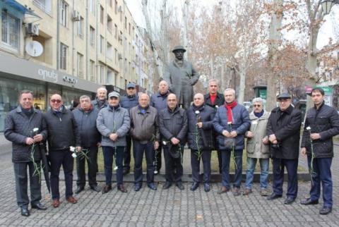 Бизнесмены  возложили цветы  к  памятнику Александра  Манташянца по случаю 177-летия бизнесмена и мецената